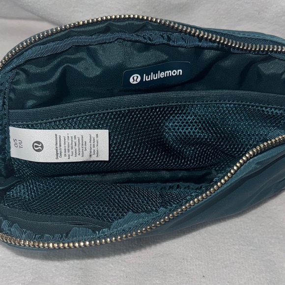 Lululemon Everywhere BeltBag 1L *NWT Wordmark - Picture 8 of 8